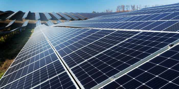 découvrez tout ce qu'il faut savoir sur la tva applicable aux panneaux photovoltaïques : taux réduit, exonérations et démarches à suivre pour profiter des aides financières à la transition énergétique.