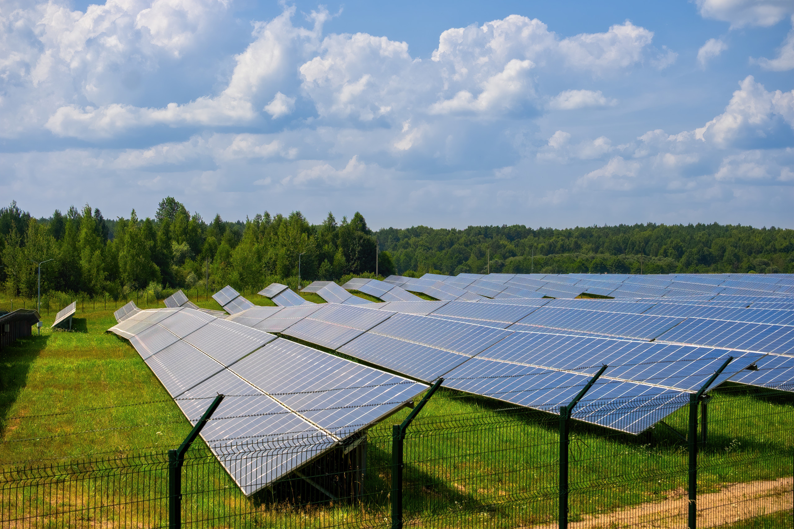 découvrez notre guide complet sur l'agrivoltaïsme, une synergie innovante entre l'agriculture et l'énergie solaire. apprenez comment optimiser vos terres agricoles grâce à des installations photovoltaïques, tout en préservant la biodiversité et en augmentant votre rentabilité. explorez les avantages, les techniques et les meilleures pratiques pour réussir votre projet agrivoltaïque.
