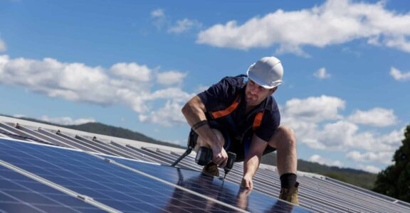 découvrez les avantages des panneaux photovoltaïques pour produire de l'énergie renouvelable. apprenez comment cette solution écologique peut réduire vos factures d'électricité et contribuer à la protection de l'environnement.