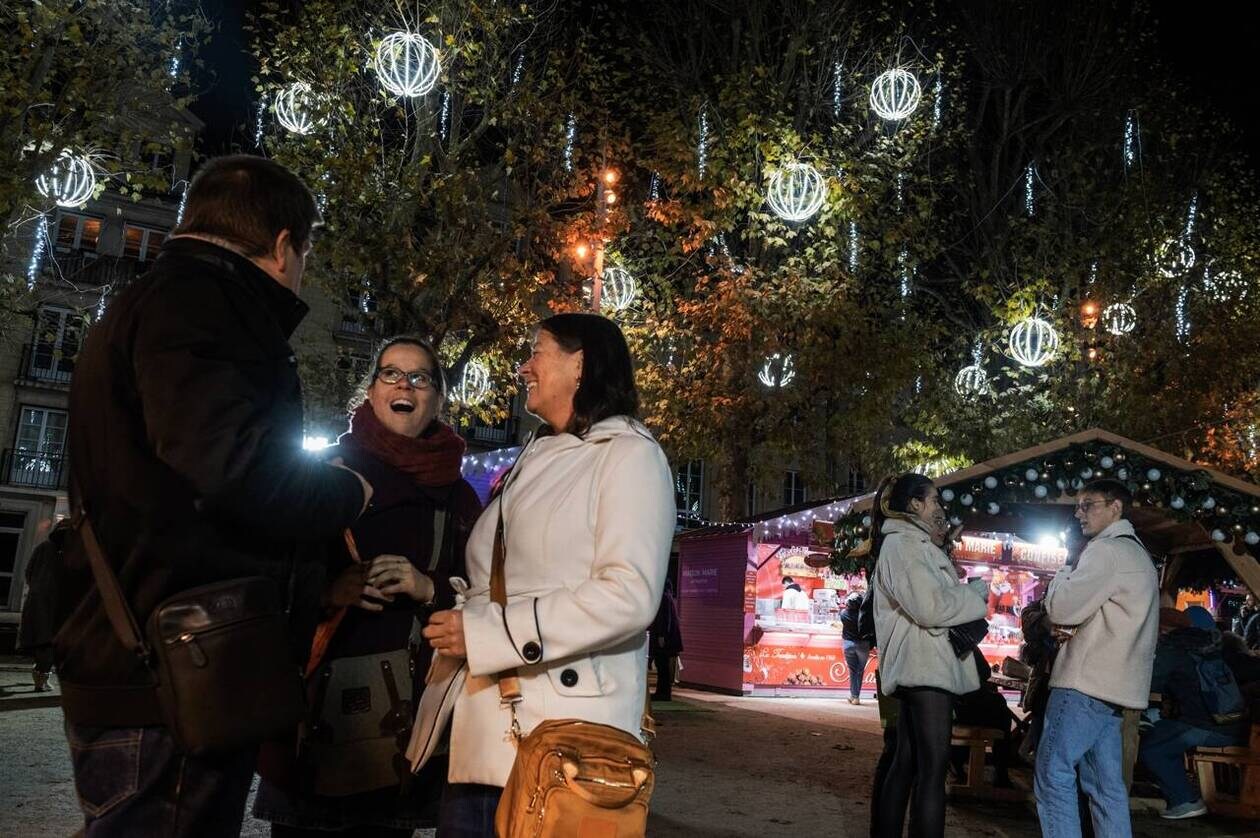 découvrez comment les lumières de noël influencent les dépenses énergétiques durant la saison des fêtes. analysez l'impact environnemental et économique de cette tradition festive et explorez des alternatives éco-responsables pour illuminer vos fêtes tout en préservant la planète.