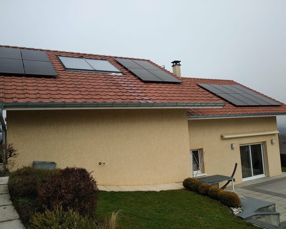 découvrez nos services d'installation de panneaux photovoltaïques à annecy. profitez d'une énergie propre et renouvelable tout en réduisant vos factures d'électricité. faites confiance à notre expertise pour un projet sur mesure.