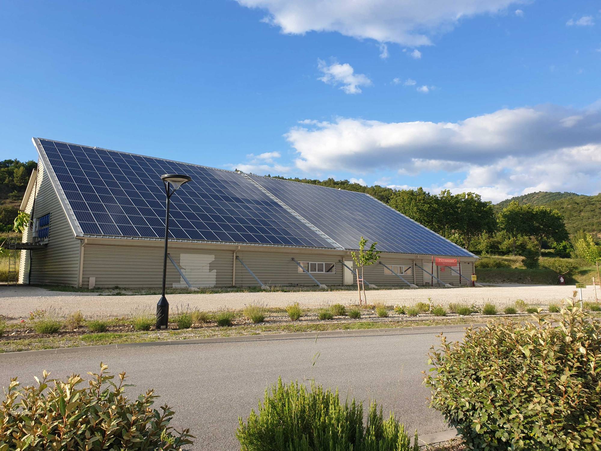découvrez comment les panneaux solaires sur hangar peuvent transformer votre espace de stockage en une source d'énergie renouvelable efficace. optimisez vos coûts d'électricité tout en contribuant à la protection de l'environnement grâce à cette solution durable et innovante.
