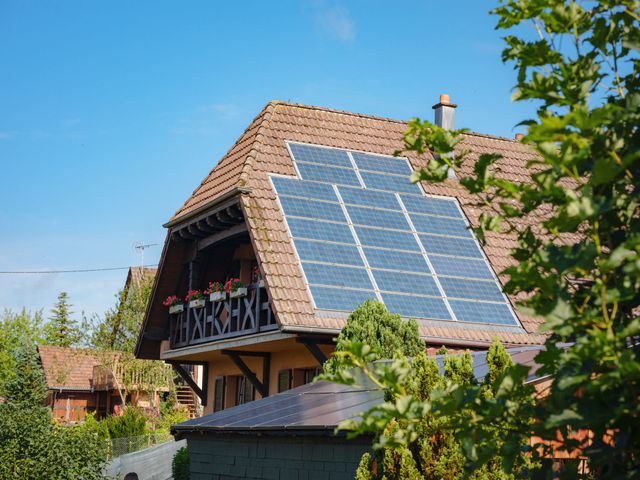 découvrez les différentes aides disponibles pour l'installation de panneaux solaires en alsace. optimisez votre transition énergétique et bénéficiez de subventions, de crédits d'impôt et de conseils pour réduire vos coûts et favoriser un avenir durable.