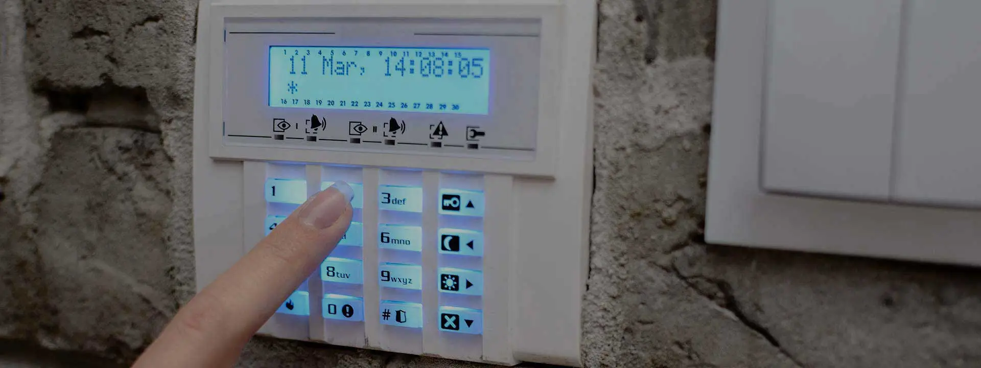 protégez votre domicile à nantes avec les meilleures alarmes maison. découvrez des solutions de sécurité adaptées à vos besoins pour garantir la tranquillité d'esprit de votre famille.