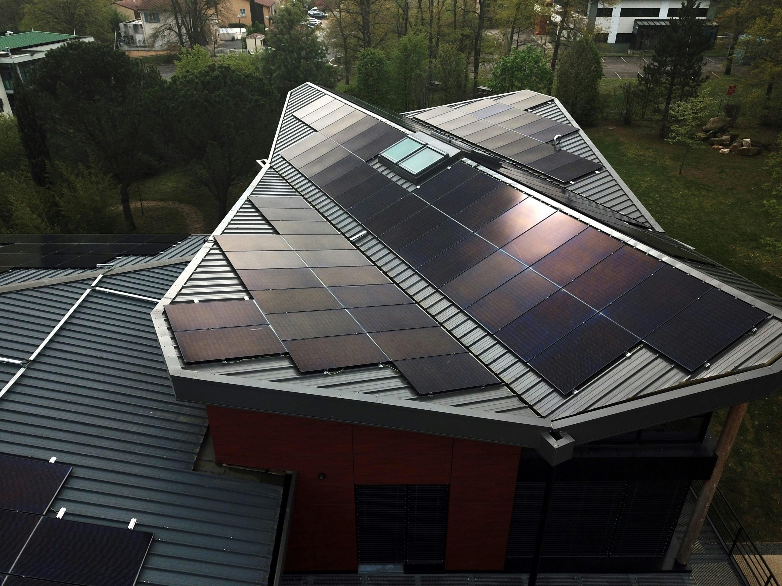 découvrez les nombreux avantages des panneaux photovoltaïques pour votre entreprise : réduction des coûts énergétiques, valorisation de l'image écologique, indépendance énergétique, et bénéfices fiscaux. optimisez votre impact environnemental tout en réalisant des économies significatives.