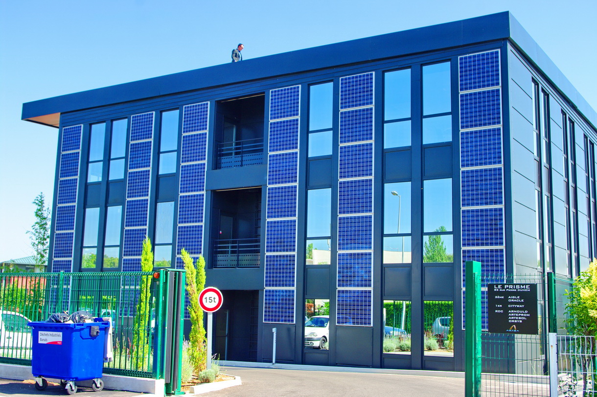 découvrez les avantages du bardage solaire, une solution innovante et écologique pour améliorer l'efficacité énergétique de votre bâtiment tout en apportant une touche moderne à son esthétique.
