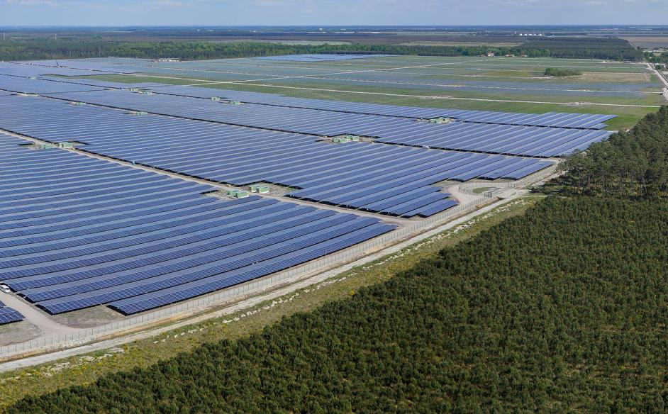 découvrez comment une centrale photovoltaïque transforme la lumière du soleil en énergie renouvelable. apprenez les avantages de cette technologie, son impact environnemental positif et son rôle dans la transition énergétique vers un avenir durable.