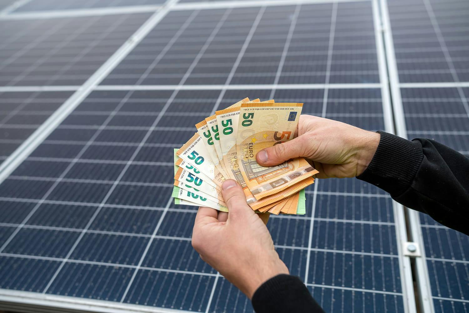 découvrez tout ce qu'il faut savoir sur le coût des panneaux photovoltaïques : prix d'achat, aides financières, rentabilité et conseils pour optimiser votre investissement dans l'énergie solaire.
