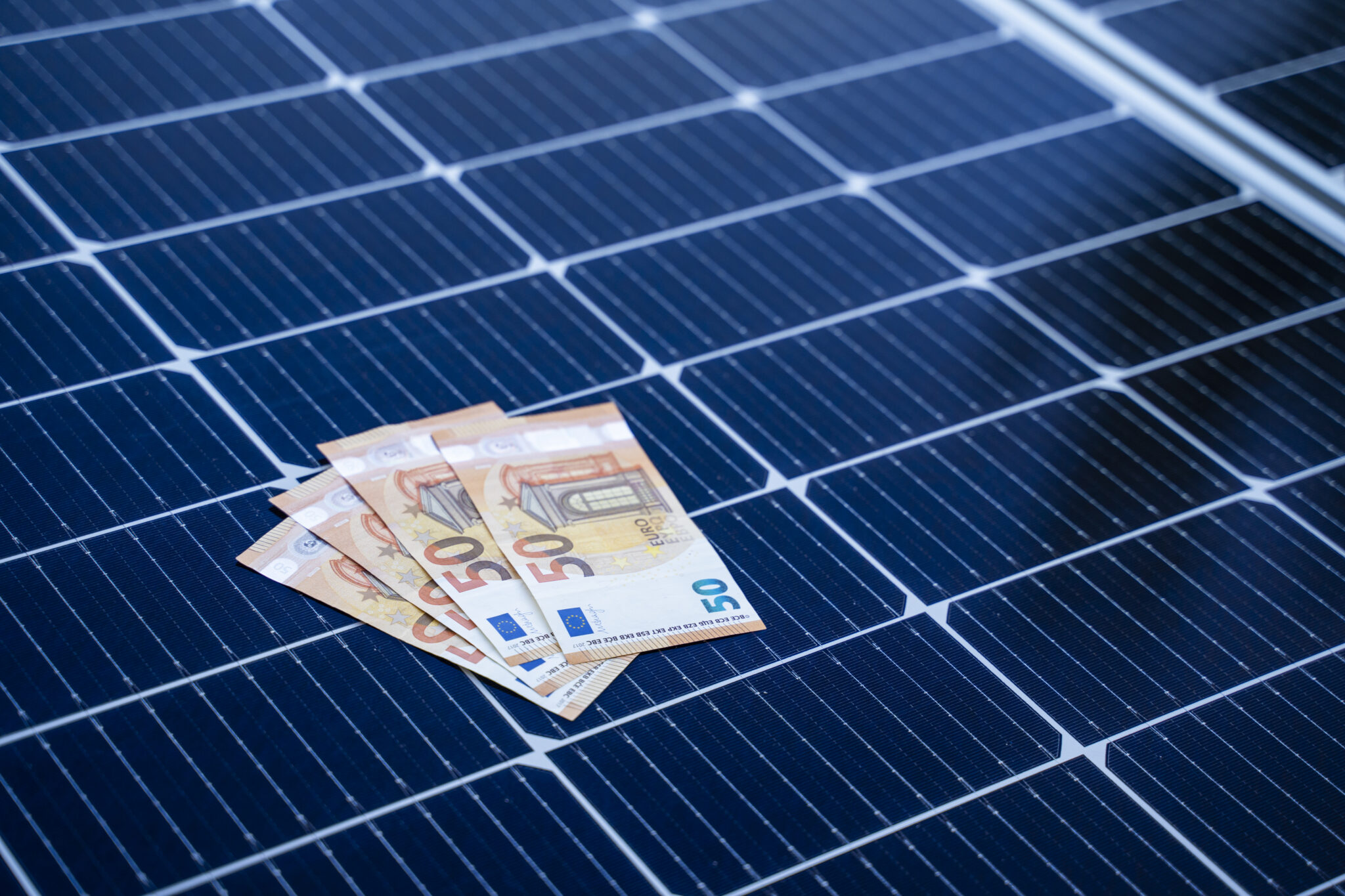 découvrez tout ce qu'il faut savoir sur le coût des panneaux photovoltaïques : prix d'achat, coûts d'installation, aides financières disponibles et rentabilité à long terme. informez-vous pour faire le meilleur choix pour votre transition énergétique.