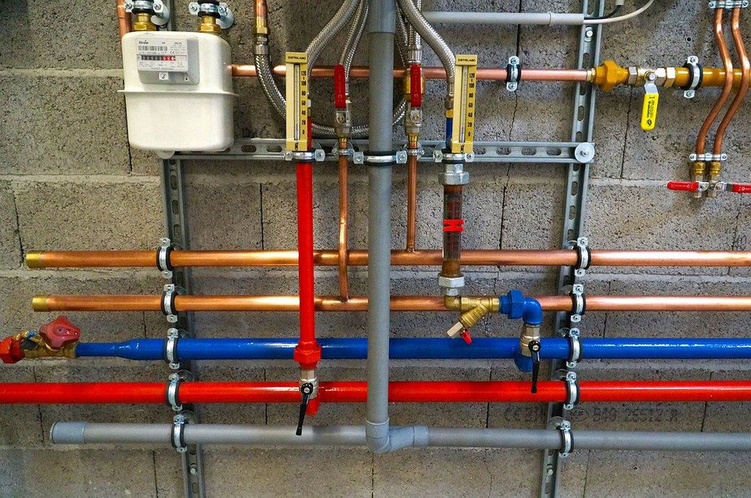 découvrez la définition complète d'un installateur sanitaire, un professionnel clé du secteur du bâtiment, responsable de l'installation, de l'entretien et de la réparation des systèmes de plomberie et de sanitaires. apprenez l'importance de ce métier pour votre confort quotidien.