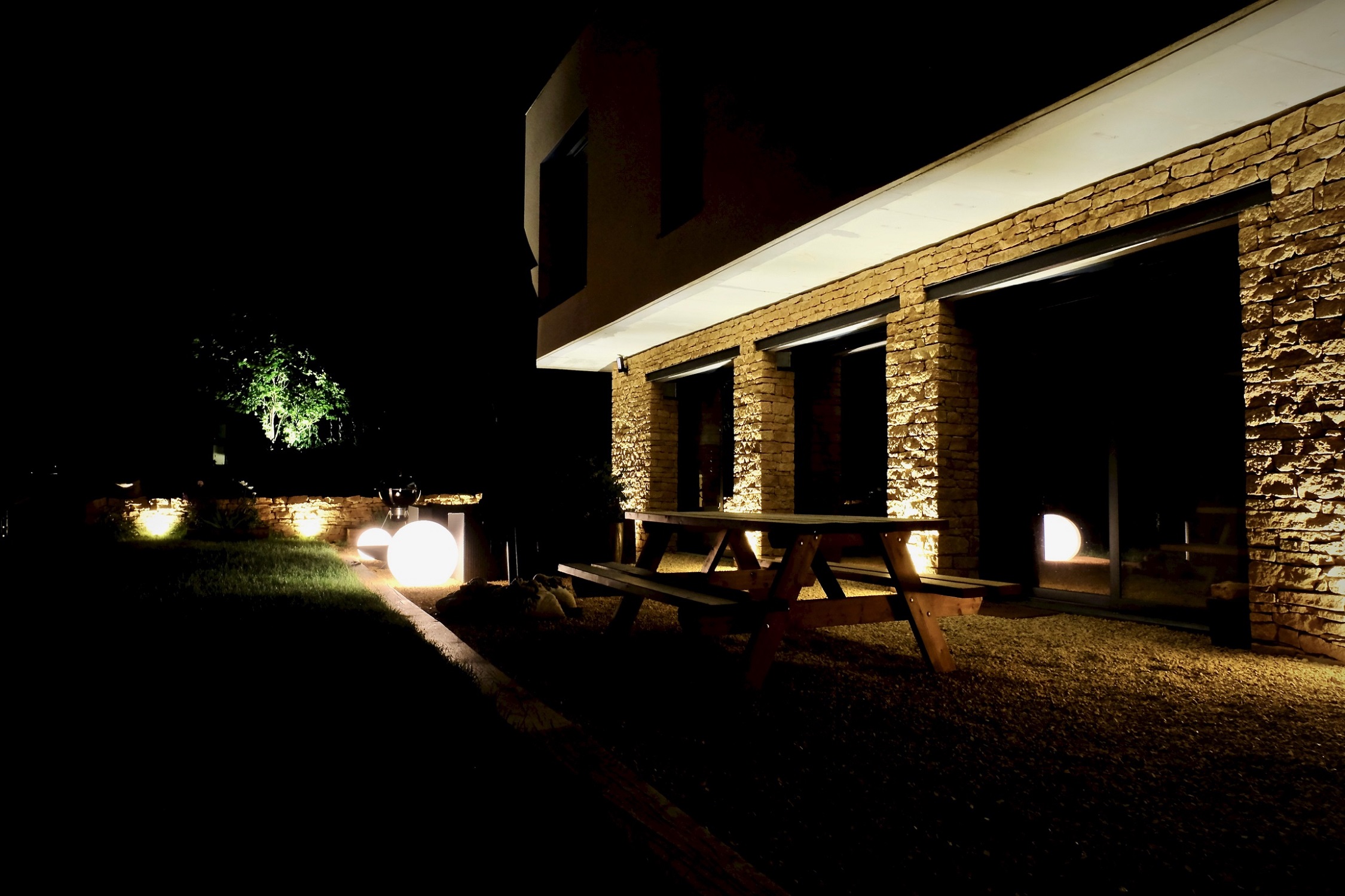 découvrez les solutions de domotique extérieure pour améliorer le confort et la sécurité de votre maison. optimisez l'éclairage, la gestion de l'eau et la surveillance de votre jardin grâce à des technologies innovantes et connectées.