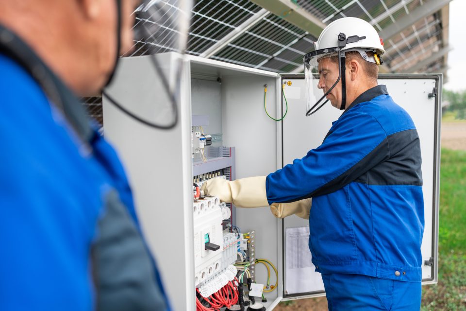découvrez nos services d'électricien professionnels pour tous vos besoins en électricité : installation, réparation et entretien. profitez d'un travail de qualité réalisé par des experts certifiés, à votre écoute pour garantir votre sécurité et votre confort. contactez-nous dès aujourd'hui pour un devis gratuit!