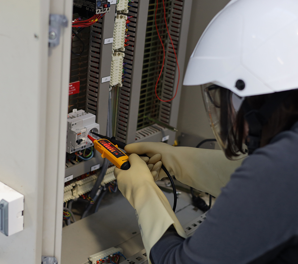 découvrez nos services d'électricien pour tous vos besoins en électricité. professionnels et qualifiés, nous assurons des installations sûres, des réparations rapides et un service à la clientèle irréprochable. contactez-nous pour un devis personnalisé!