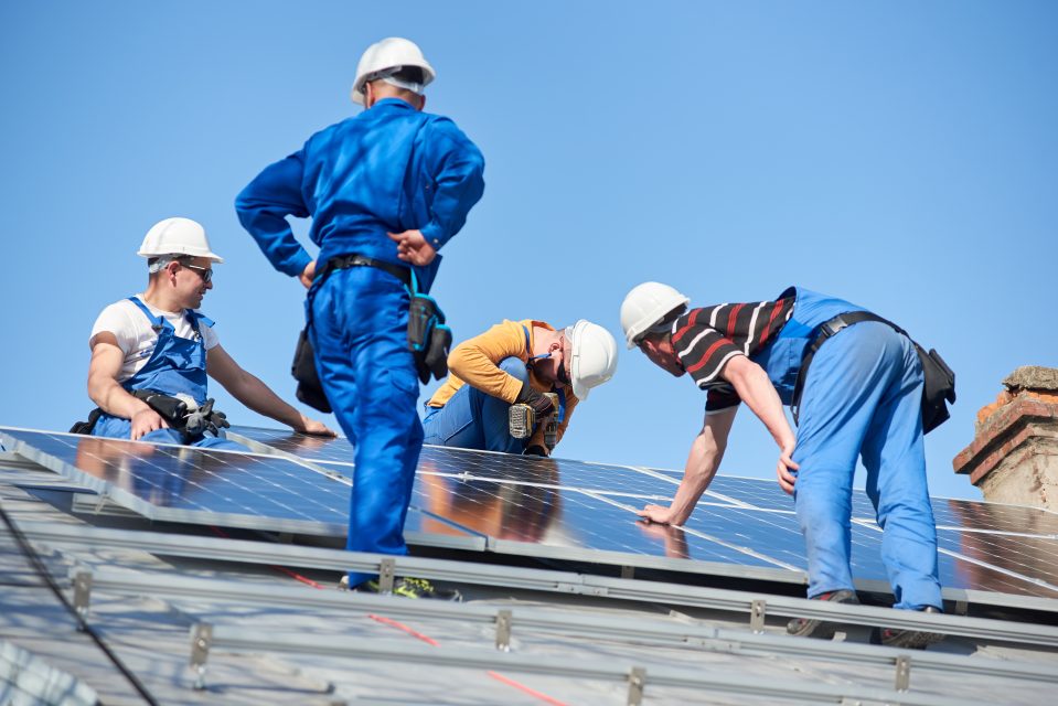 découvrez les opportunités d'emploi passionnantes en tant qu'installateur photovoltaïque. rejoignez le secteur en pleine croissance des énergies renouvelables et participez à la transition énergétique tout en développant vos compétences techniques.
