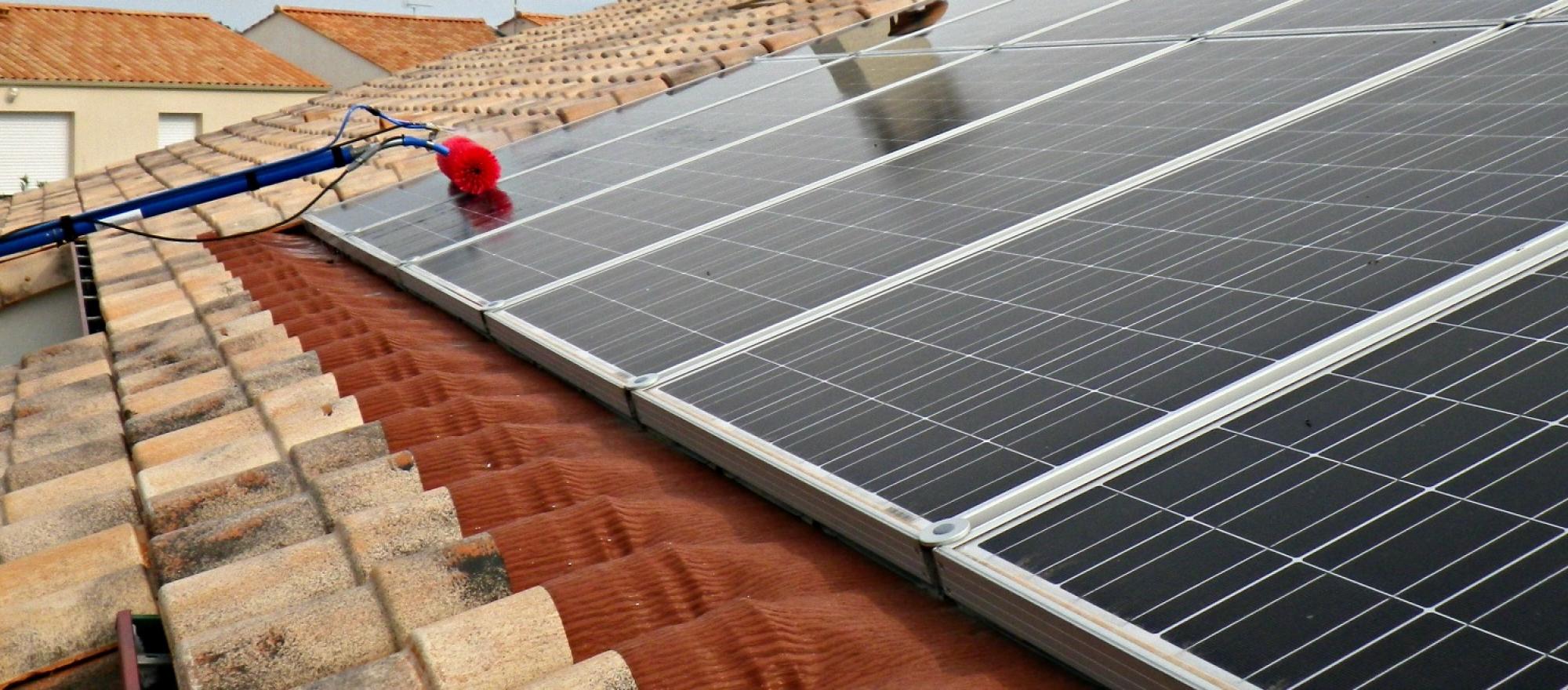 découvrez l'importance de l'entretien des panneaux photovoltaïques pour maximiser leur performance et prolonger leur durée de vie. apprenez les meilleures pratiques et conseils pour un suivi efficace et une production d'énergie optimale.