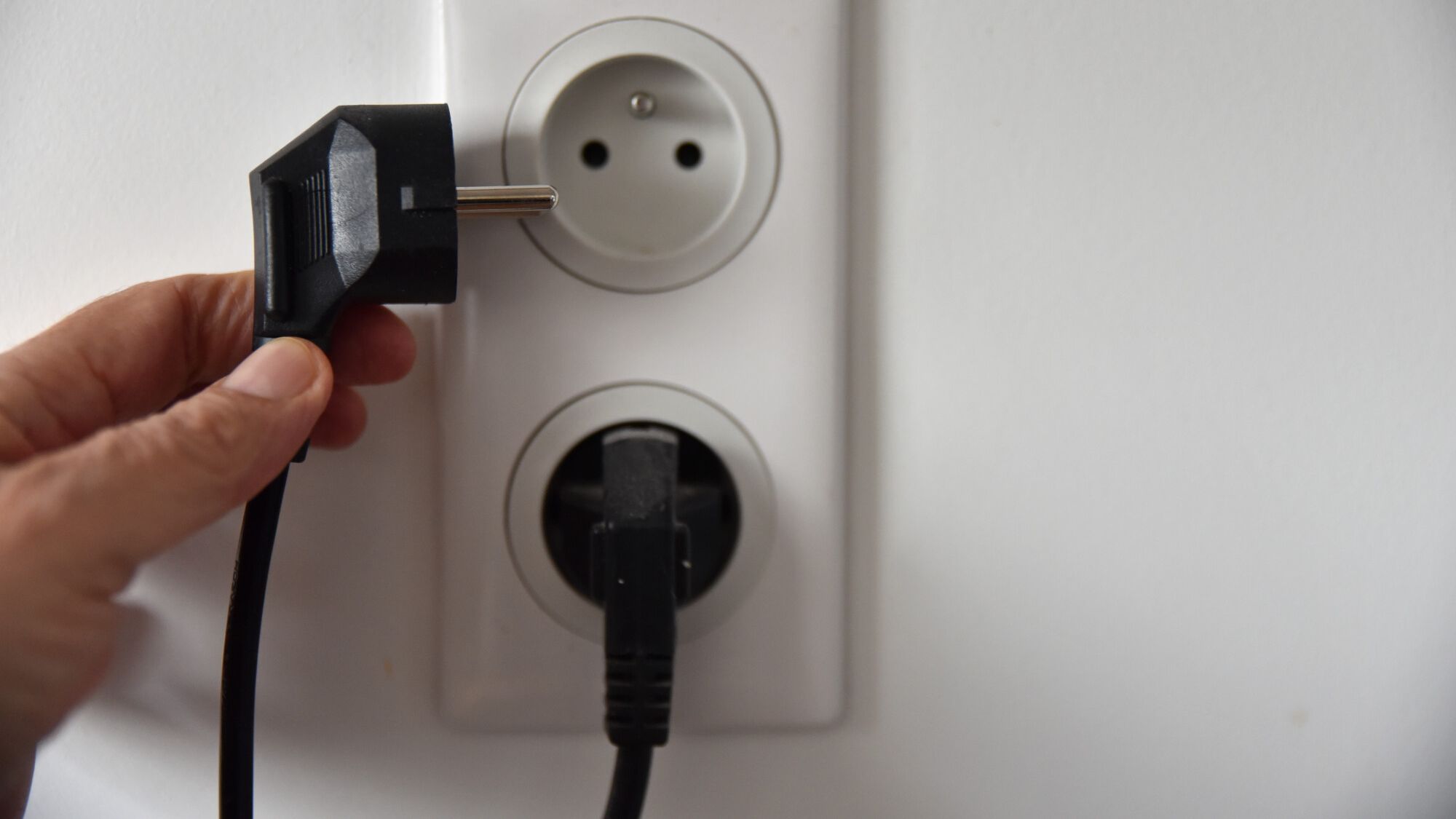 découvrez nos conseils pratiques pour éteindre l'électricité en toute sécurité avant de partir en vacances. protégez votre maison et réduisez votre consommation d'énergie tout en profitant pleinement de votre séjour.