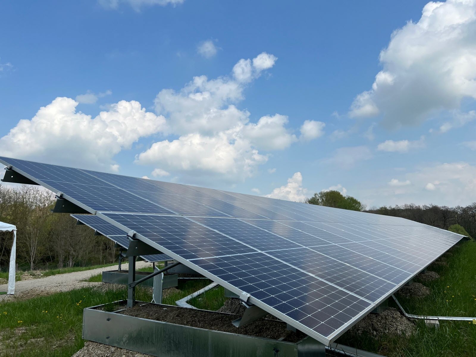 découvrez notre formation photovoltaïque complète, conçue pour vous initier aux principes fondamentaux de l'énergie solaire. apprenez à installer, entretenir et optimiser des systèmes photovoltaïques tout en maîtrisant les aspects techniques et réglementaires. devenez un acteur clé de la transition énergétique grâce à nos experts.