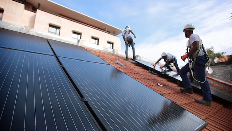 découvrez notre formation complète pour devenir installateur de panneaux photovoltaïques. apprenez les compétences techniques et théoriques nécessaires pour maîtriser l'installation de systèmes solaires et booster votre carrière dans le secteur des énergies renouvelables.