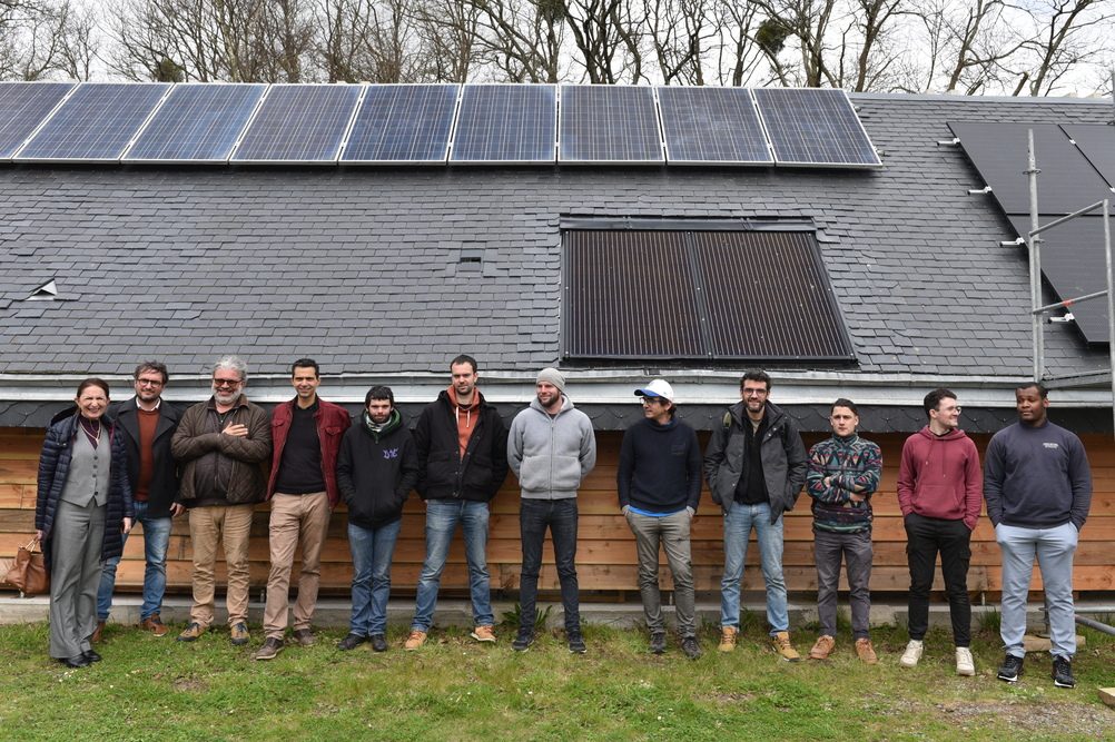 découvrez notre formation d'installateur solaire complète, qui vous prépare à maîtriser les techniques d'installation de panneaux solaires. apprenez à concevoir des systèmes photovoltaïques efficaces, tout en respectant les normes de sécurité. lancez votre carrière dans le secteur en pleine croissance des énergies renouvelables.