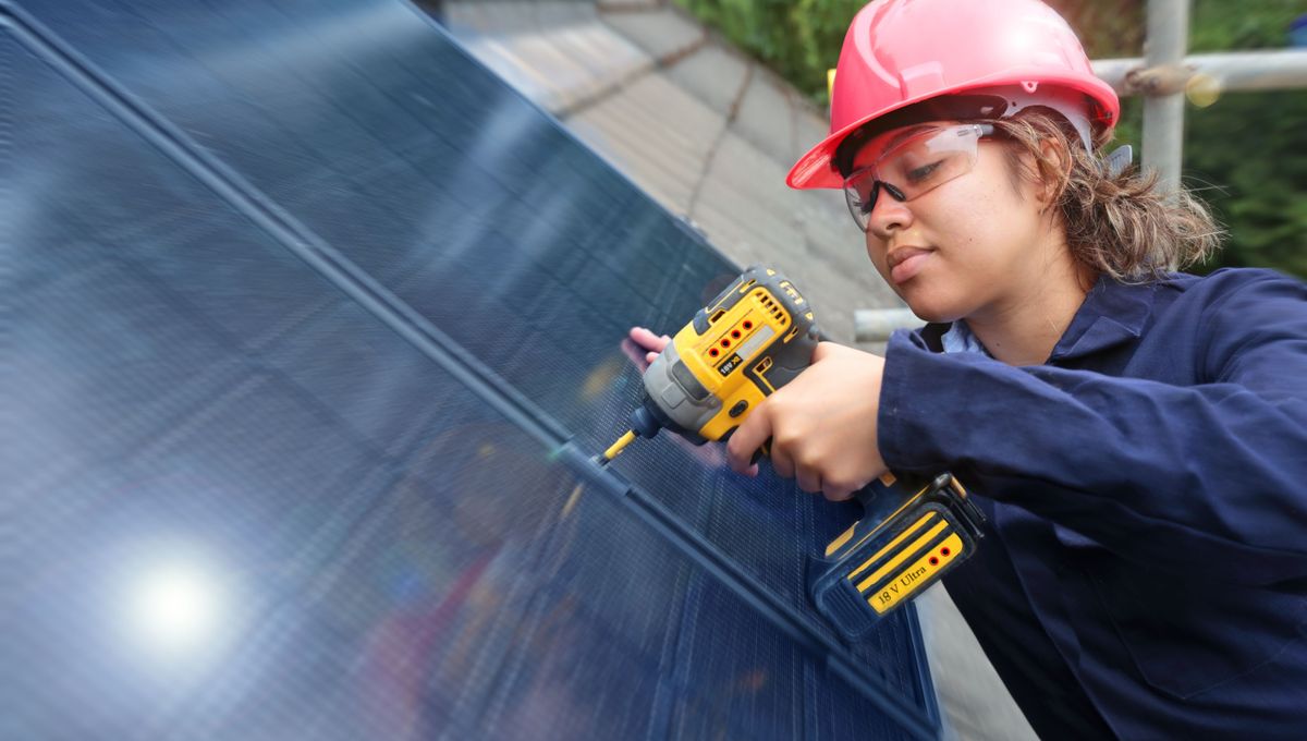 découvrez notre formation complète sur les panneaux solaires, idéale pour acquérir les compétences nécessaires à l'installation et à la maintenance de systèmes photovoltaïques. apprenez auprès d'experts et démarrez votre carrière dans le secteur des énergies renouvelables.