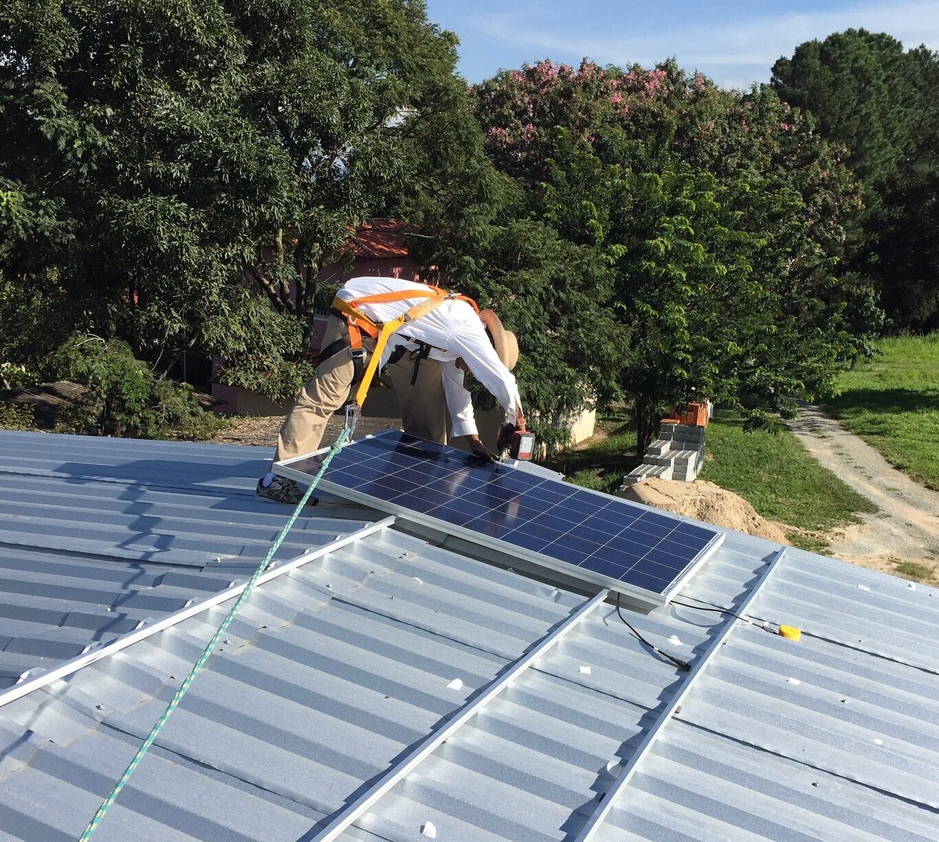 découvrez notre formation photovoltaïque complète qui vous permettra d'acquérir les compétences nécessaires pour concevoir, installer et entretenir des systèmes solaires. apprenez auprès d'experts du secteur et augmentez vos opportunités professionnelles dans le domaine des énergies renouvelables.