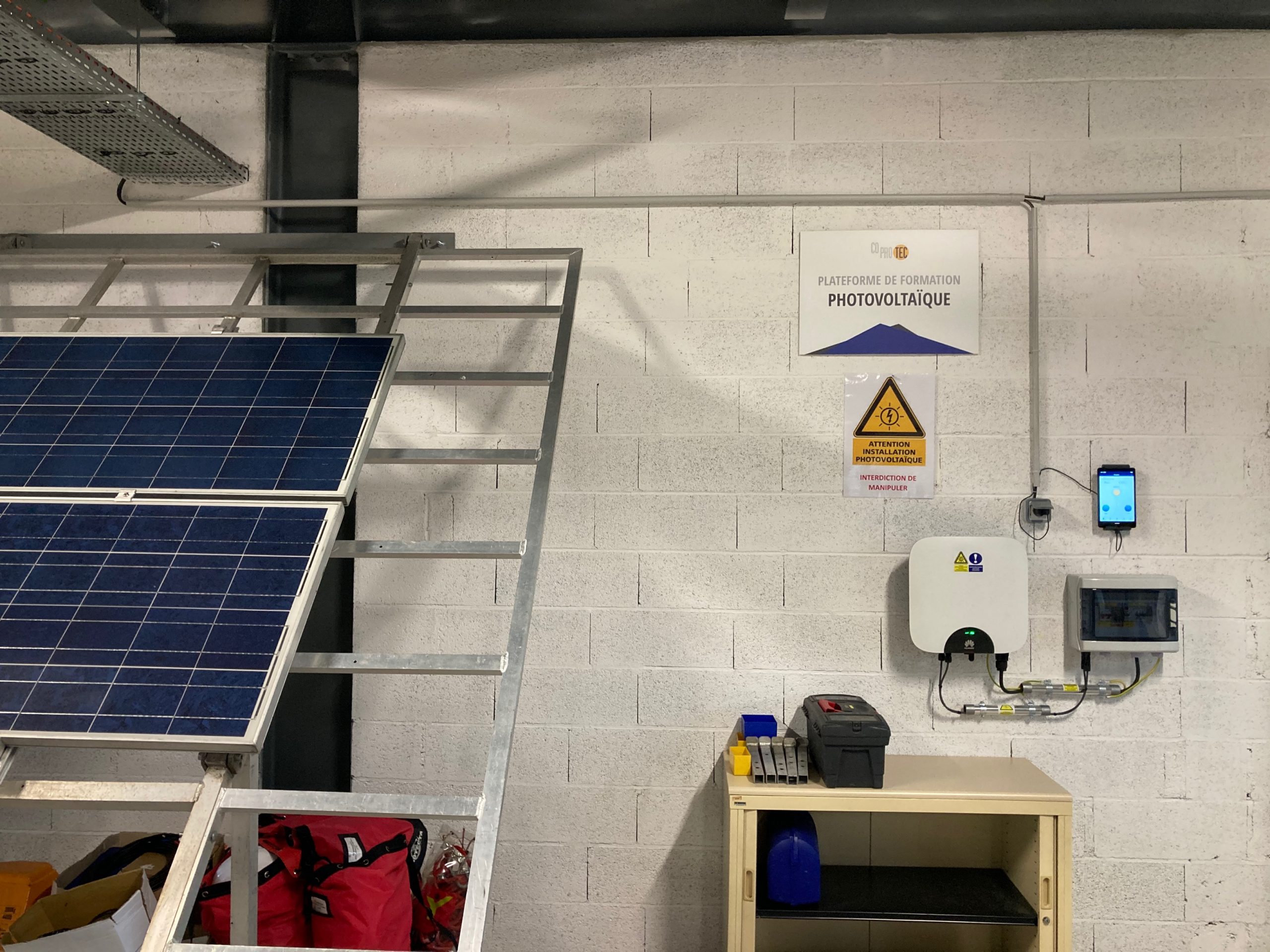 découvrez notre formation photovoltaïque complète qui vous apprendra à concevoir, installer et entretenir des systèmes solaires. maîtrisez les compétences nécessaires pour entrer dans le secteur de l'énergie renouvelable et contribuez à un avenir durable. inscrivez-vous dès aujourd'hui pour transformer votre carrière !