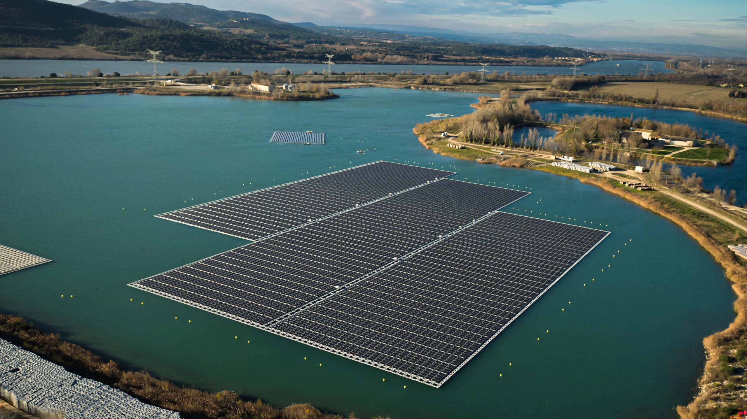 découvrez notre formation sur l'énergie solaire en île-de-france. apprenez les fondamentaux de l'installation photovoltaïque, les techniques innovantes et les réglementations en vigueur pour devenir un expert dans le domaine des énergies renouvelables.