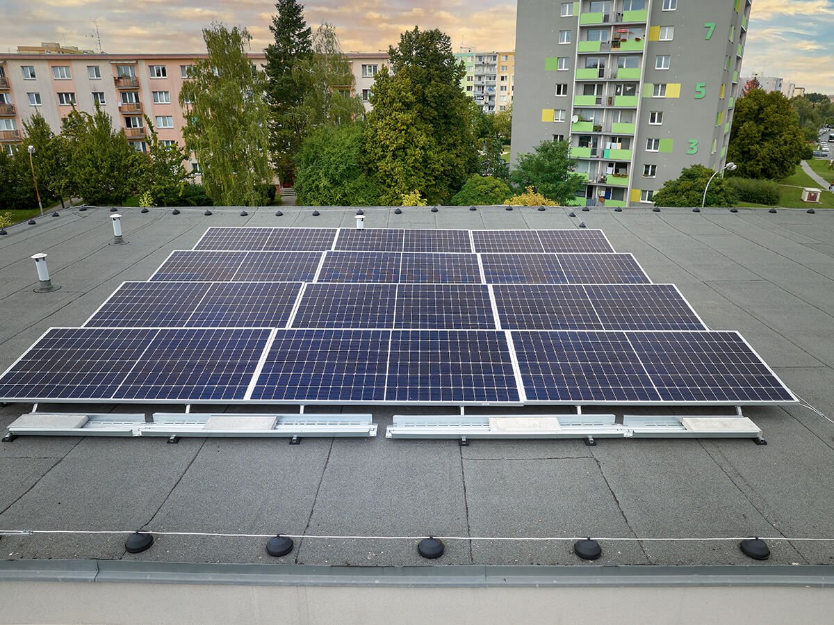 découvrez notre guide complet sur les panneaux photovoltaïques : des conseils pratiques pour choisir, installer et optimiser votre système solaire, tout en profitant des avantages écologiques et économiques de l'énergie renouvelable.