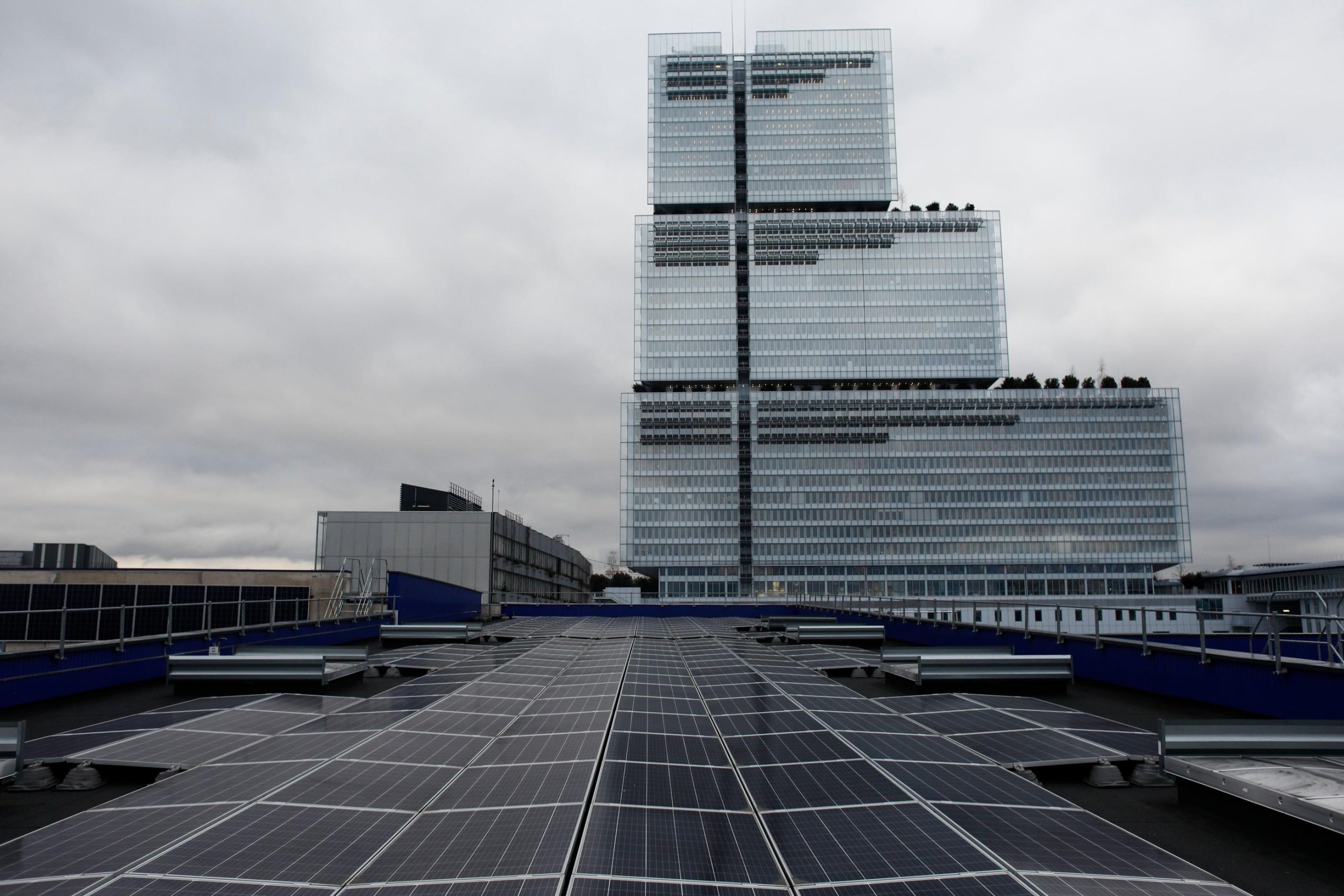 découvrez notre guide complet sur les panneaux photovoltaïques à bruxelles. informez-vous sur les avantages, les aides disponibles et les démarches à suivre pour installer des panneaux solaires chez vous. économisez sur vos factures d'énergie tout en contribuant à la transition écologique !