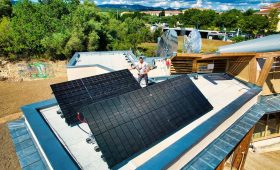 découvrez notre hangar équipé de panneaux photovoltaïques de 36 kwc, une solution idéale pour optimiser votre production d'énergie renouvelable. profitez d'une structure moderne qui allie performance énergétique et respect de l'environnement.