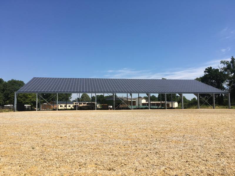 découvrez notre hangar équipé d'une installation photovoltaïque de 36 kwc, idéale pour optimiser votre consommation énergétique tout en respectant l'environnement. profitez d'une solution durable et performante pour sublimer votre espace tout en réduisant vos coûts énergétiques.