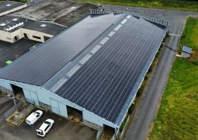 découvrez notre hangar équipé de panneaux photovoltaïques de 36 kwc, une solution durable pour générer de l'énergie renouvelable. idéal pour les entreprises souhaitant réduire leur empreinte carbone tout en bénéficiant d'économies sur leur facture d'électricité.