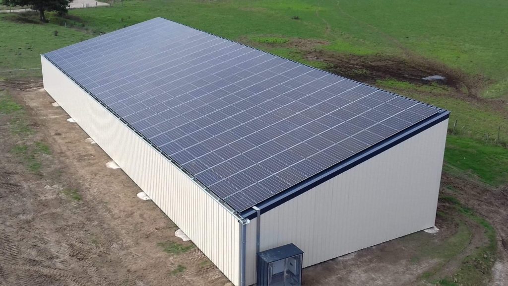 découvrez notre hangar solaire en bretagne, un espace innovant alliant durabilité et performance énergétique. idéal pour stocker vos équipements tout en produisant de l'énergie renouvelable grâce à des panneaux solaires modernes. optez pour une solution respectueuse de l'environnement et réduisez vos coûts énergétiques.