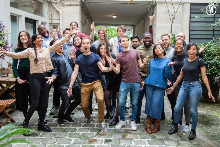 découvrez "in sun we trust", une célébration de la lumière et de la chaleur du soleil, qui inspire des moments de joie, de liberté et d'optimisme. plongez dans un univers où chaque rayon de soleil évoque des souvenirs précieux et une connexion profonde avec la nature.