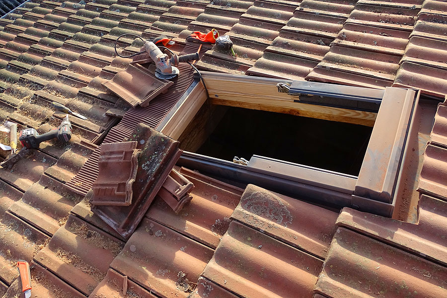 découvrez nos services d'installation de fenêtres de toit velux pour apporter lumière et confort à votre maison. nos experts garantissent une pose professionnelle et des conseils personnalisés pour optimiser votre espace. contactez-nous dès aujourd'hui pour un devis gratuit.