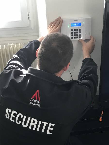 découvrez notre service d'installateur d'alarme à aix, spécialisé dans la sécurité de votre domicile ou entreprise. nos experts vous accompagnent pour choisir et installer le système d'alarme adapté à vos besoins, garantissant ainsi votre tranquillité d'esprit.