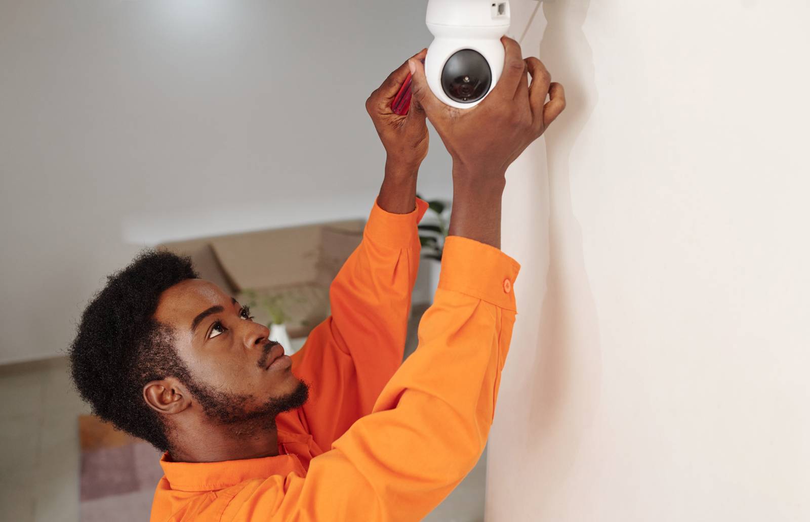 découvrez nos services d'installation de caméras de surveillance. nos experts garantissent une mise en place rapide et professionnelle pour sécuriser votre domicile ou votre entreprise. protégez ce qui vous est précieux avec des solutions adaptées à vos besoins.