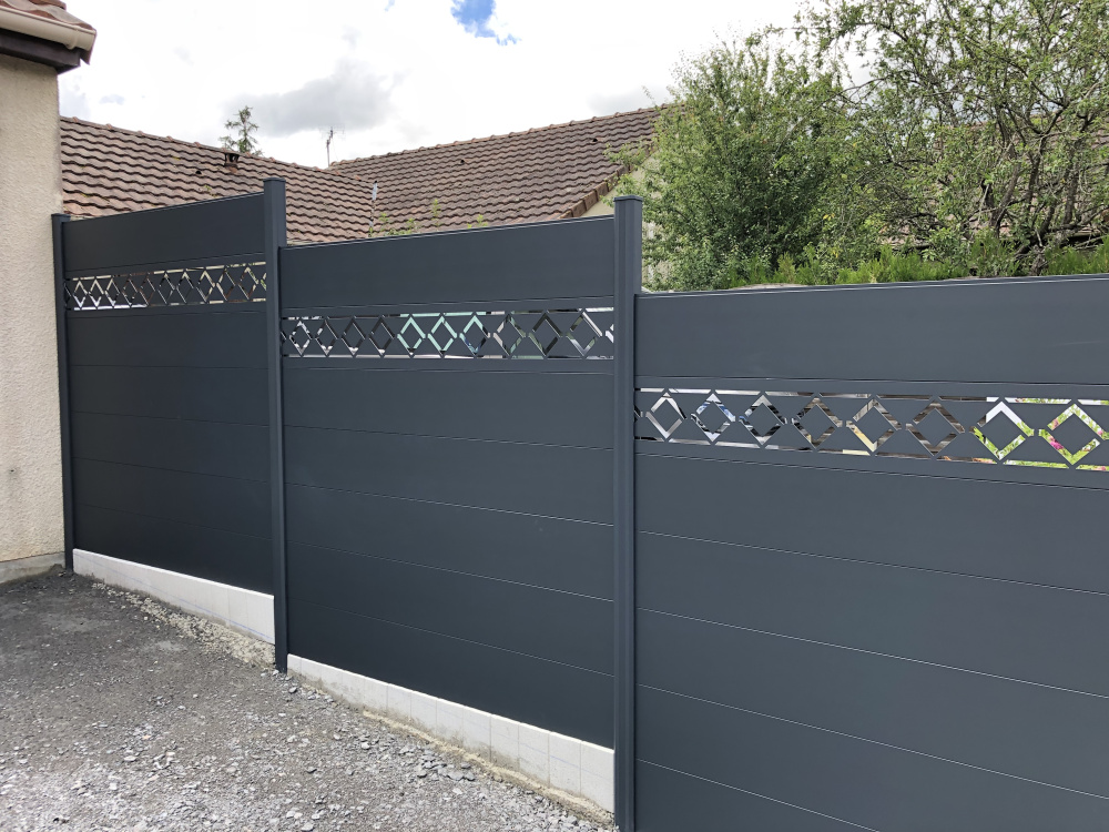 découvrez nos services d'installation de clôtures en aluminium : une solution durable et esthétique pour sécuriser votre espace extérieur. faites confiance à des professionnels expérimentés pour un résultat impeccable qui rehaussera la valeur de votre propriété.