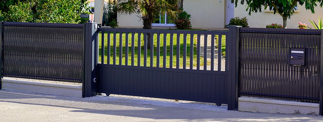 découvrez notre service d'installateur de clôtures en aluminium, alliant esthétisme et durabilité. nous vous accompagnons dans le choix et l'installation de clôtures adaptées à vos besoins et à votre espace extérieur.