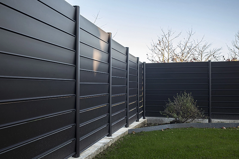 découvrez nos services d'installation de clôtures en aluminium, alliant esthétique et durabilité. faites confiance à des professionnels pour sécuriser et embellir votre espace extérieur grâce à des solutions sur mesure.