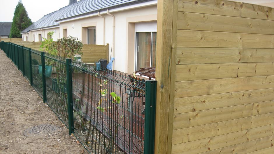 découvrez notre service d'installation de clôtures en bois en île-de-france. profitez d'une expertise professionnelle pour sécuriser et embellir votre jardin avec des matériaux de qualité. contactez nos installateurs expérimentés dès aujourd'hui pour un devis personnalisé.