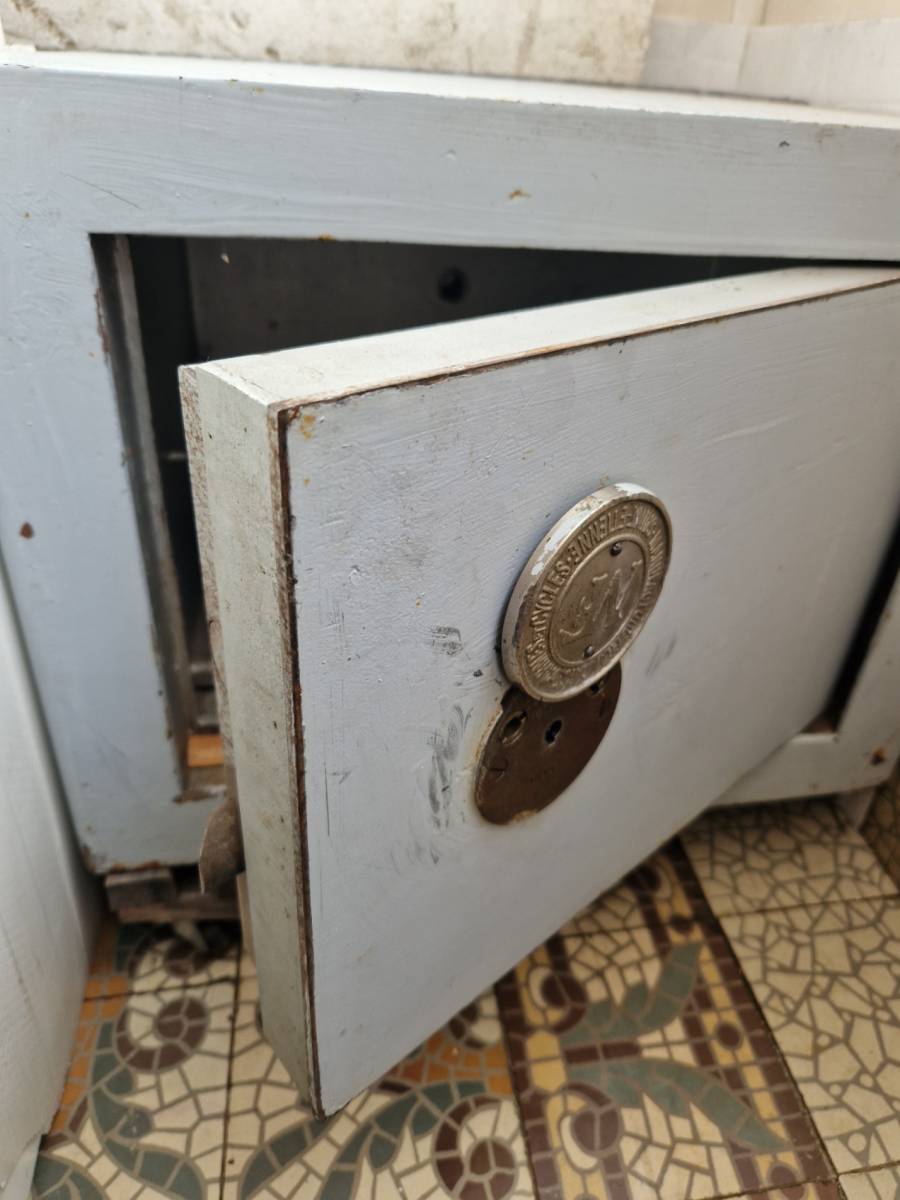 découvrez nos services d'installation de coffres-forts pour assurer la sécurité de vos biens précieux. faites appel à des professionnels expérimentés pour une installation rapide et fiable.