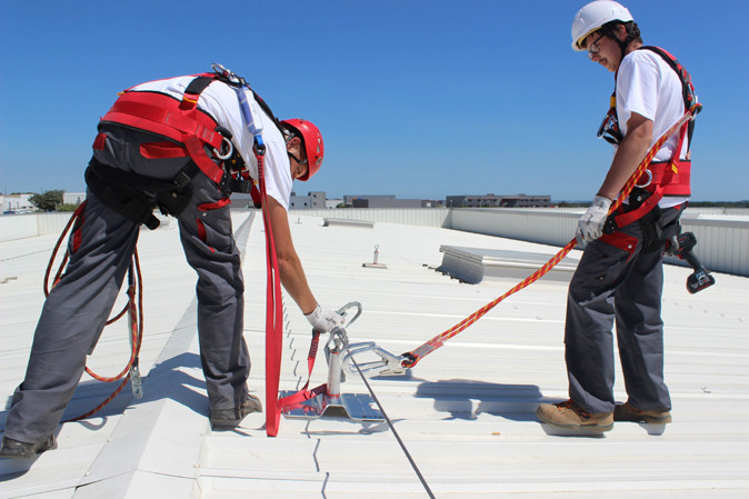 découvrez nos services d'installation de lignes de vie pour assurer la sécurité de vos chantiers. nos experts garantissent une mise en place conforme et efficace, protégeant vos équipes contre les chutes. contactez-nous pour un devis personnalisé.