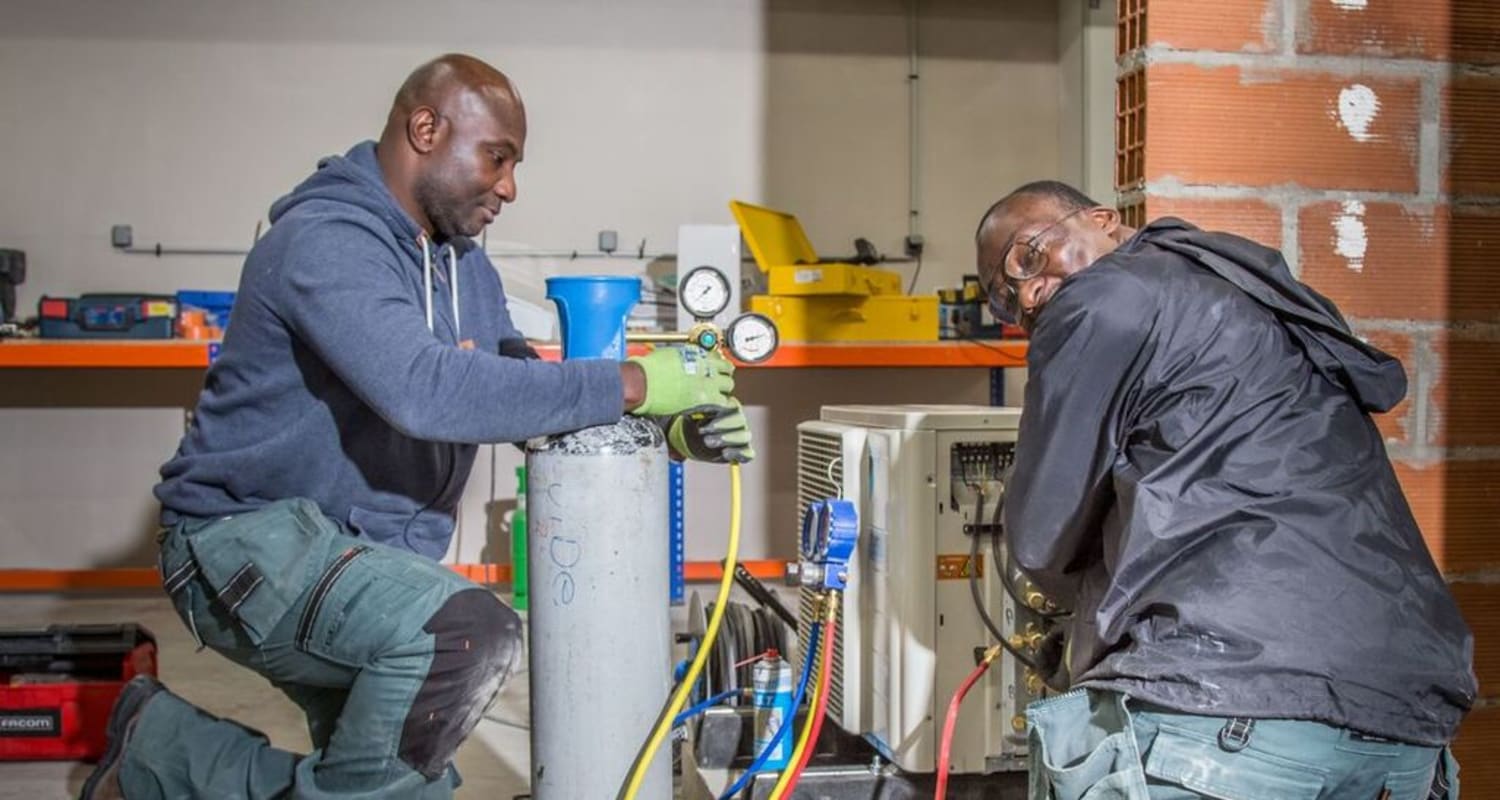 découvrez nos services d'installation de pompes à chaleur (pac) par des installateurs agréés, garantissant une expertise professionnelle et un confort thermique optimal pour votre maison. profitez d'une installation conforme aux normes et d'un accompagnement personnalisé dans votre projet énergétique.