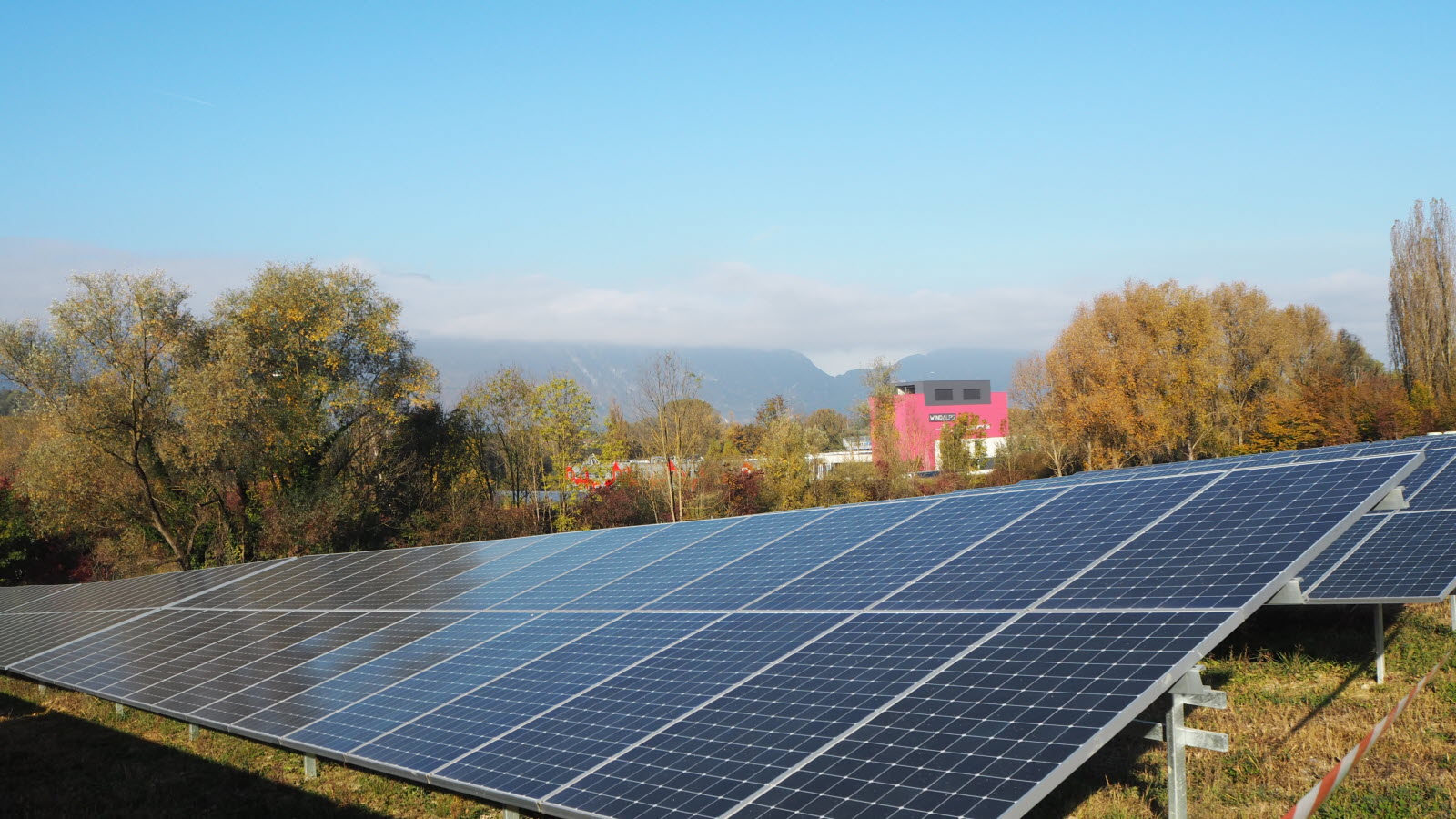 découvrez nos services d'installation solaire en savoie, adaptés à vos besoins pour une énergie renouvelable et durable. profitez du soleil des alpes pour réduire vos factures et contribuer à la protection de l'environnement.