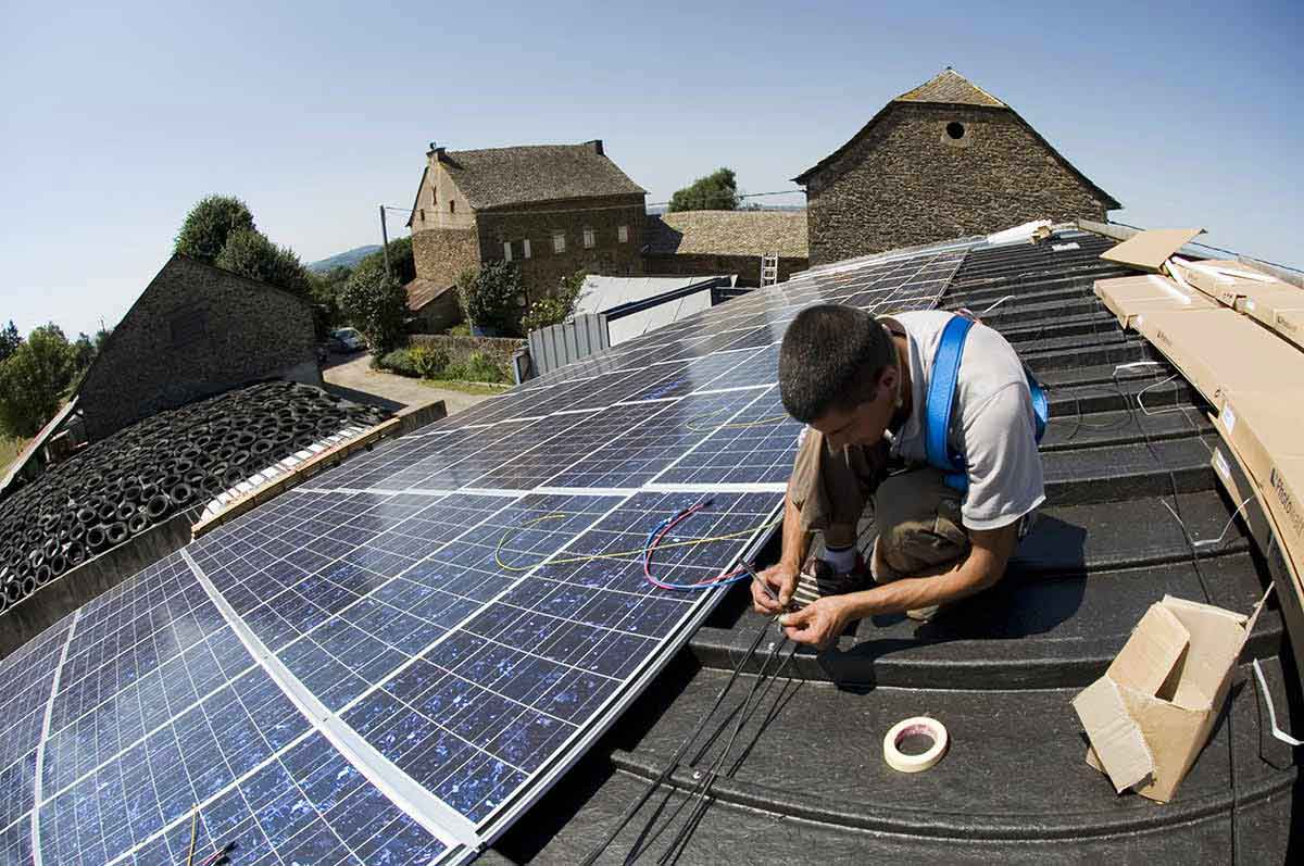 découvrez nos services d'installation de panneaux photovoltaïques pour profiter d'une énergie solaire propre et renouvelable. faites le choix de l'écologie et de l'économie avec des solutions adaptées à vos besoins.