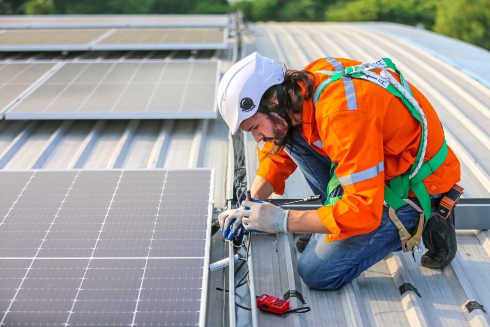 découvrez notre service d'installateur photovoltaïque, expert dans l'installation de panneaux solaires pour optimiser votre production d'énergie et réduire vos factures. profitez d'une solution durable et écologique adaptée à vos besoins.