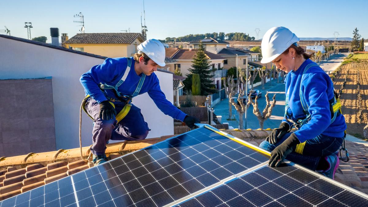 découvrez nos services d'installation photovoltaïque pour optimiser votre consommation d'énergie et réduire votre empreinte carbone. profitez d'une expertise professionnelle et de solutions sur mesure adaptées à vos besoins. transformez votre toiture en source d'énergie renouvelable dès aujourd'hui!