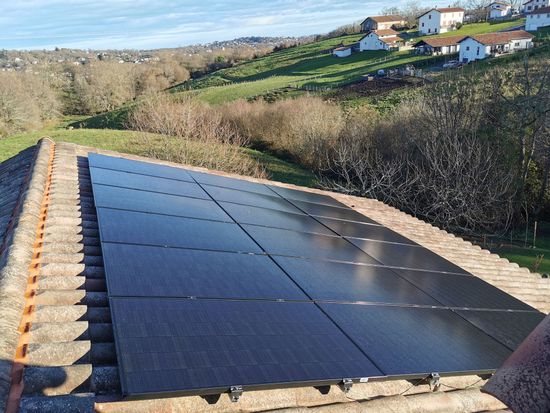 découvrez notre service d'installation photovoltaïque à bayonne, anglet et biarritz. profitez de l'énergie solaire pour réduire vos factures d'électricité et contribuer à l'environnement grâce à des solutions durables et sur mesure. contactez-nous pour un devis gratuit et une expertise locale !