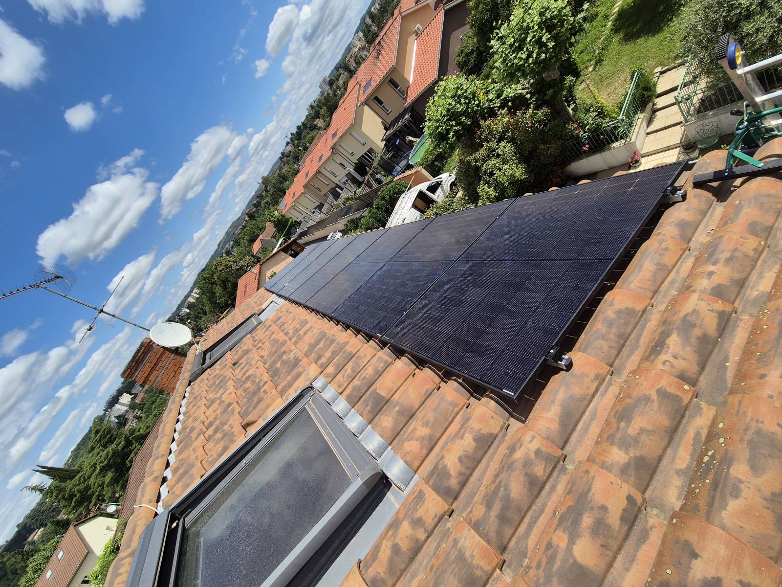 découvrez notre service d'installateur photovoltaïque en isère, spécialisé dans l'installation de panneaux solaires de haute qualité. profitez de solutions durables et économisez sur vos factures d'énergie tout en contribuant à la transition énergétique. contactez-nous pour un devis personnalisé !